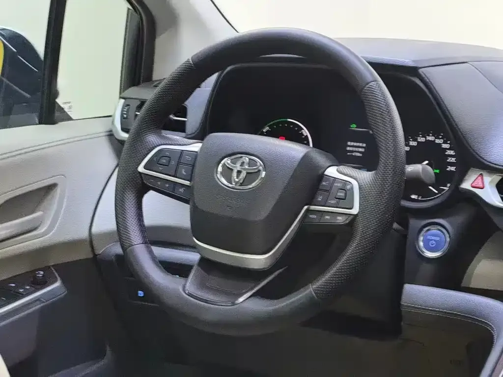 Toyota Sienna — фото 9