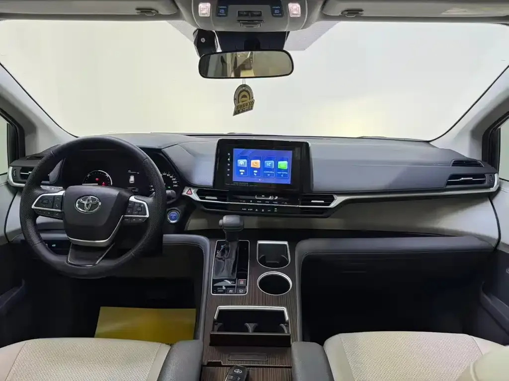 Toyota Sienna — фото 8
