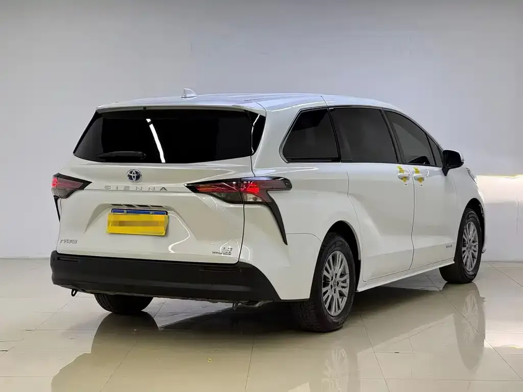 Toyota Sienna — фото 2