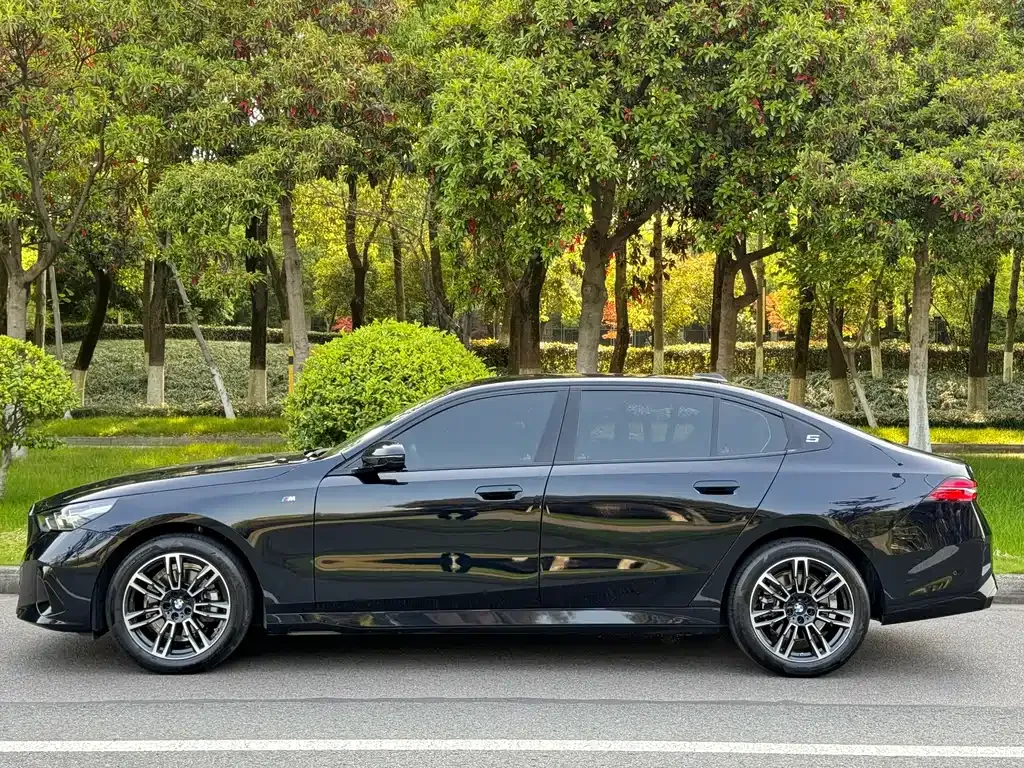 BMW 5 Series — фото 9