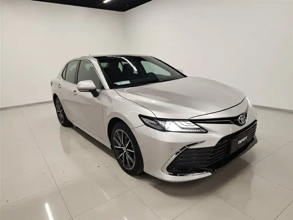 Toyota Camry — фото 2