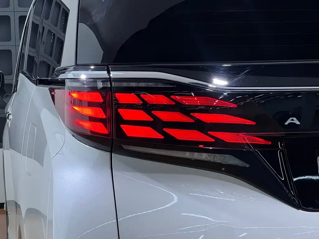 Toyota Alphard — фото 10