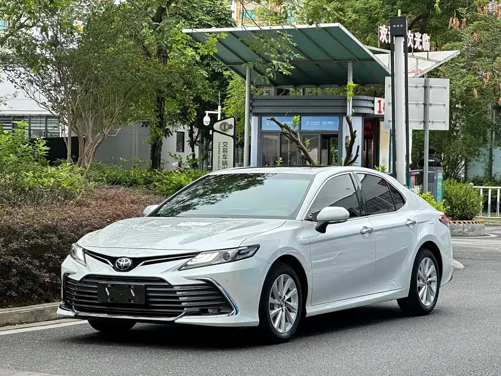 Toyota Camry — фото 1