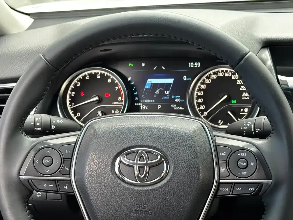 Toyota Camry — фото 2