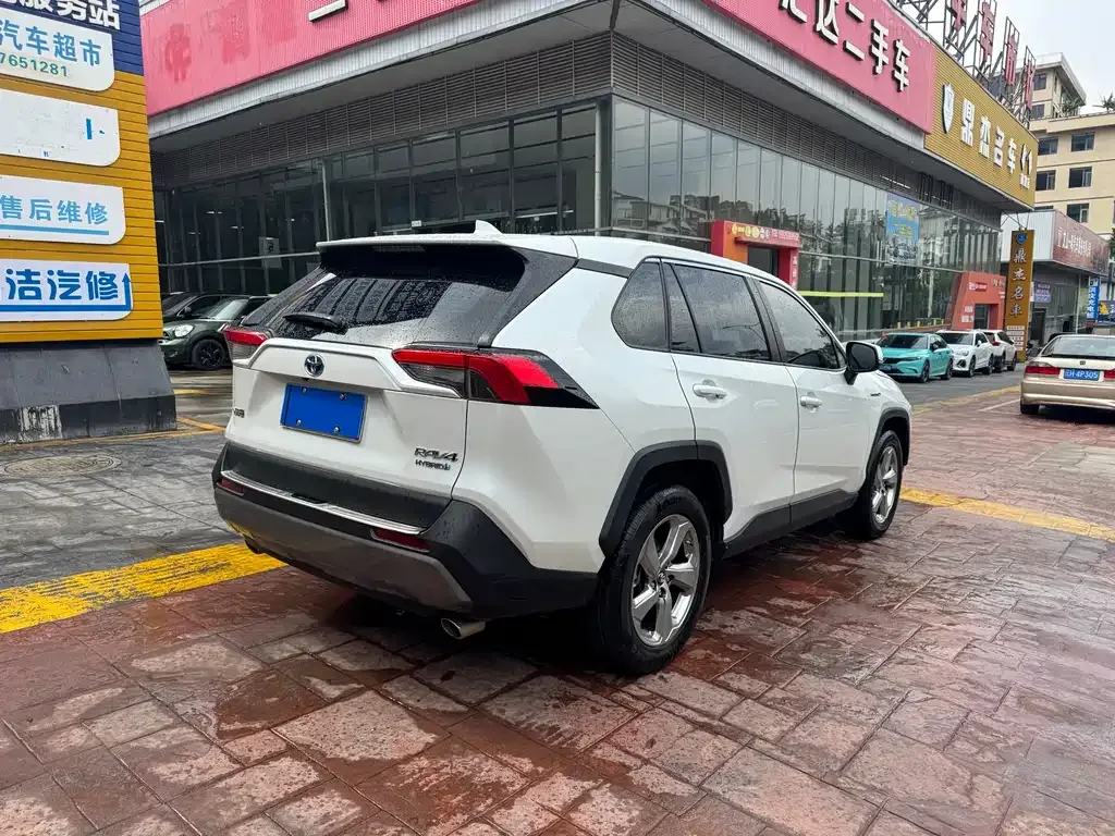 Toyota RAV4 — фото 4
