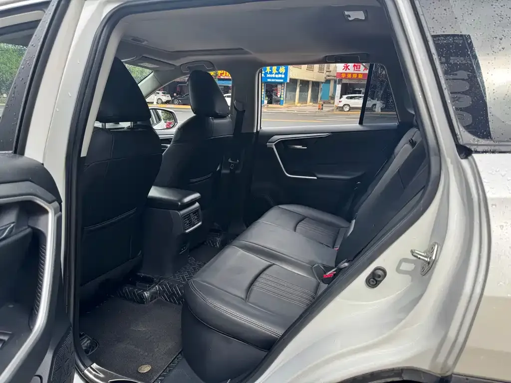 Toyota RAV4 — фото 2