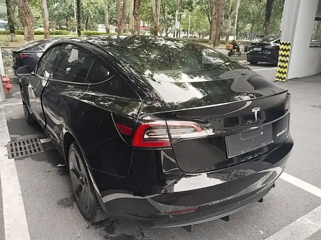 Tesla Model 3 — фото 10