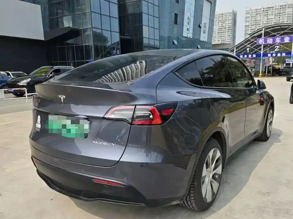 Tesla Model Y — фото 8