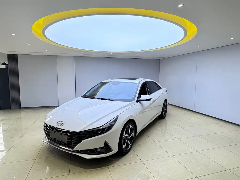Hyundai Elantra — фото 1