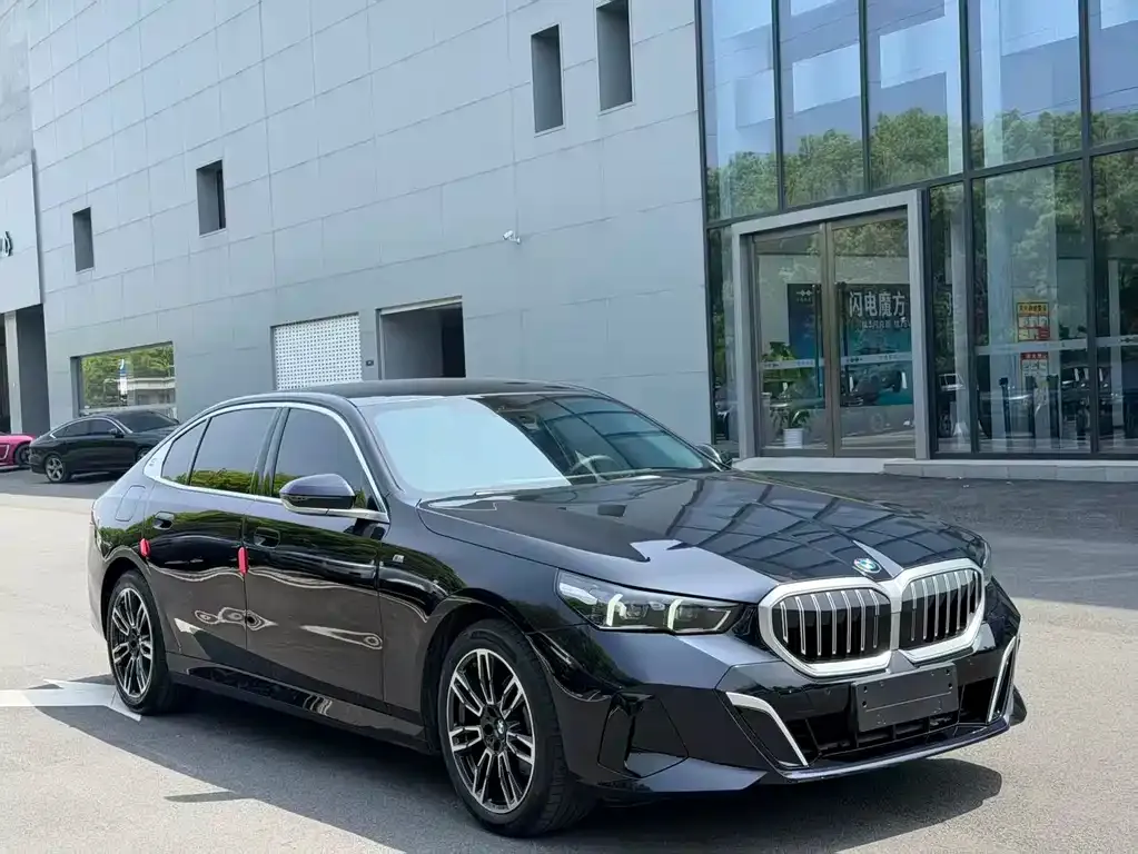 BMW 5 Series — фото 1