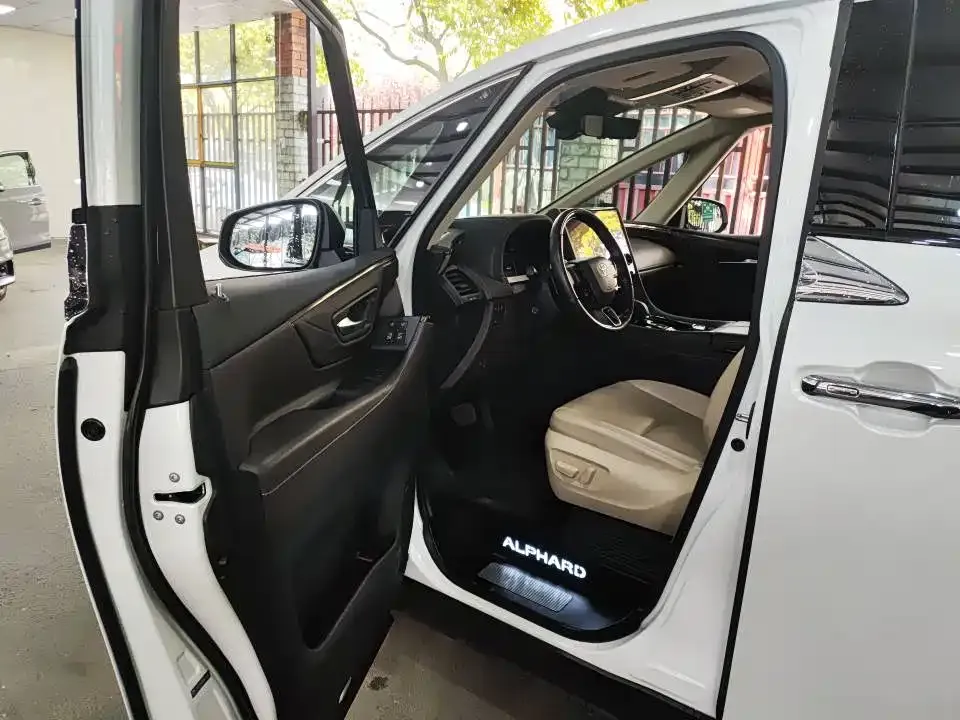 Toyota Alphard — фото 4