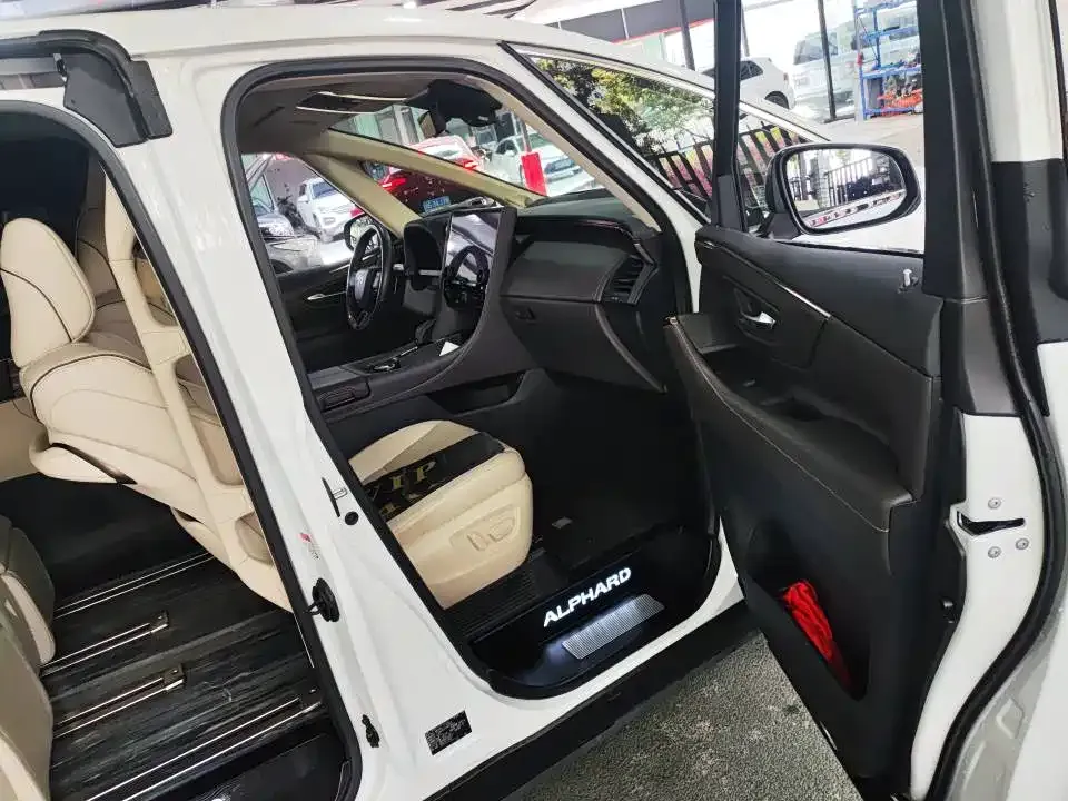 Toyota Alphard — фото 6