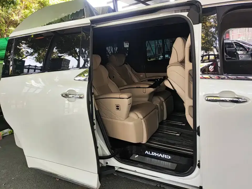 Toyota Alphard — фото 2