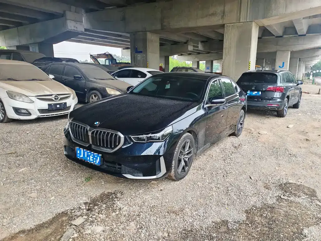 BMW 5 Series — фото 1