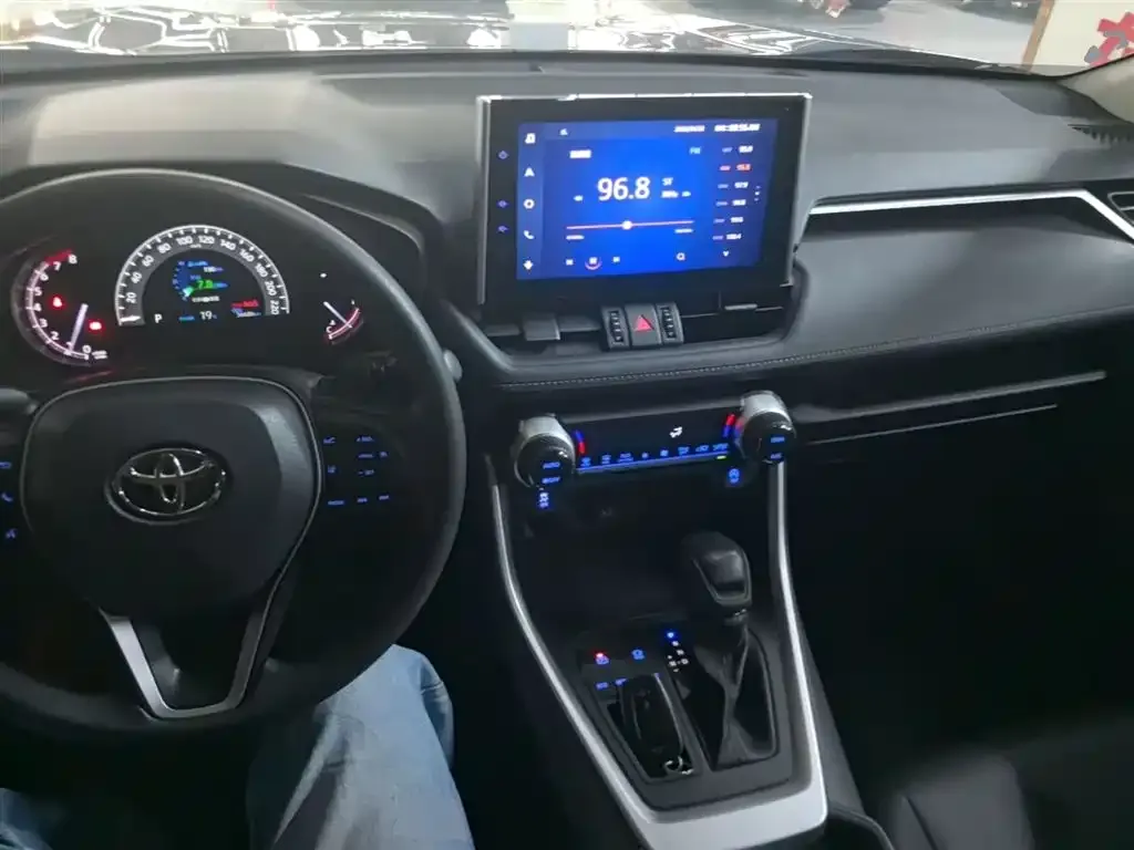 Toyota RAV4 — фото 5