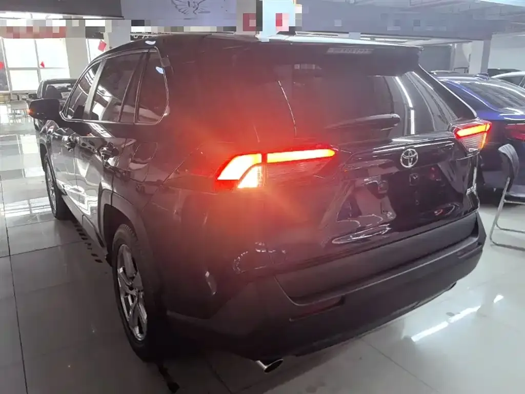 Toyota RAV4 — фото 10