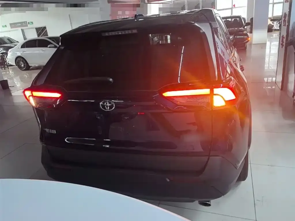 Toyota RAV4 — фото 3