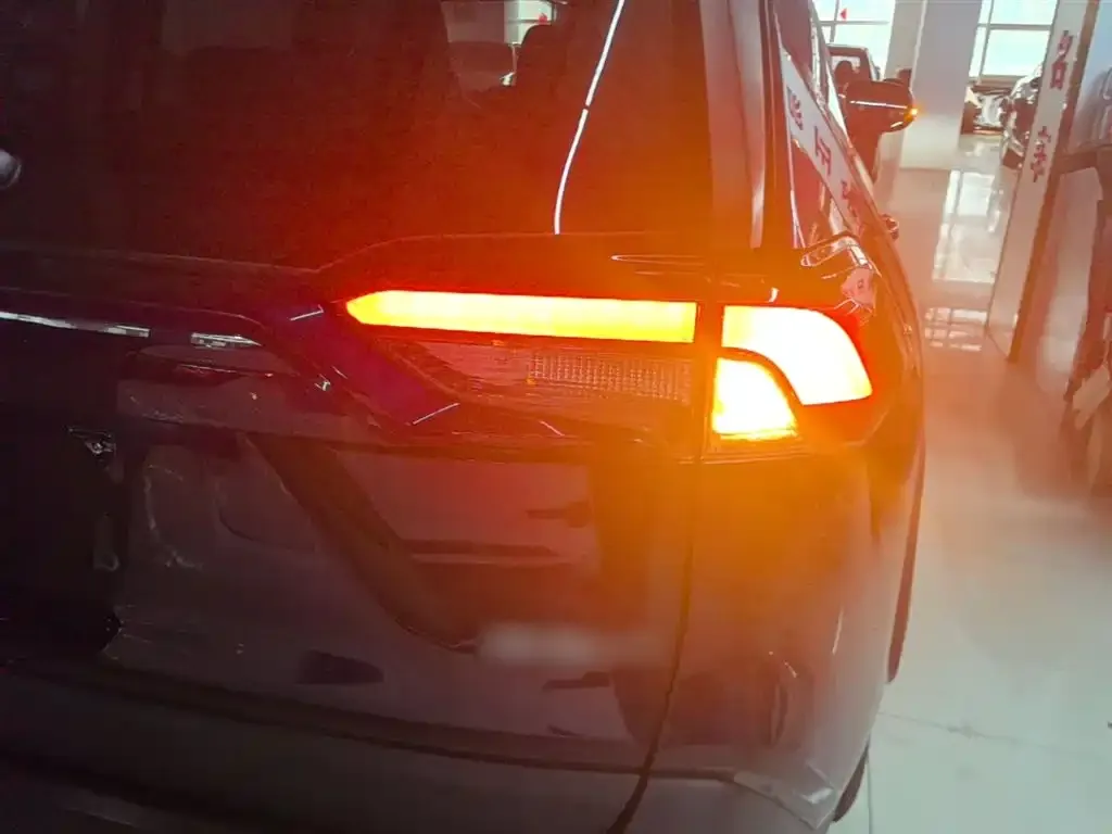 Toyota RAV4 — фото 6