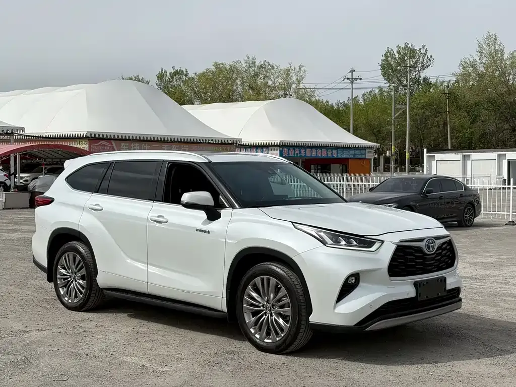 Toyota Highlander — фото 1