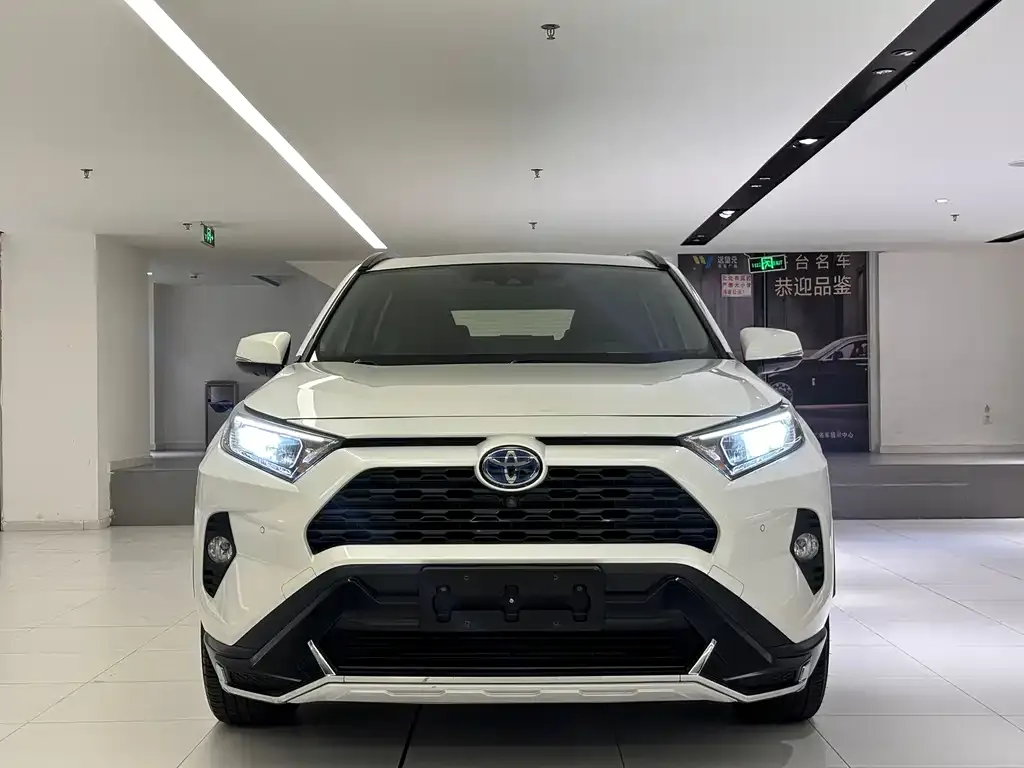 Toyota RAV4 — фото 1