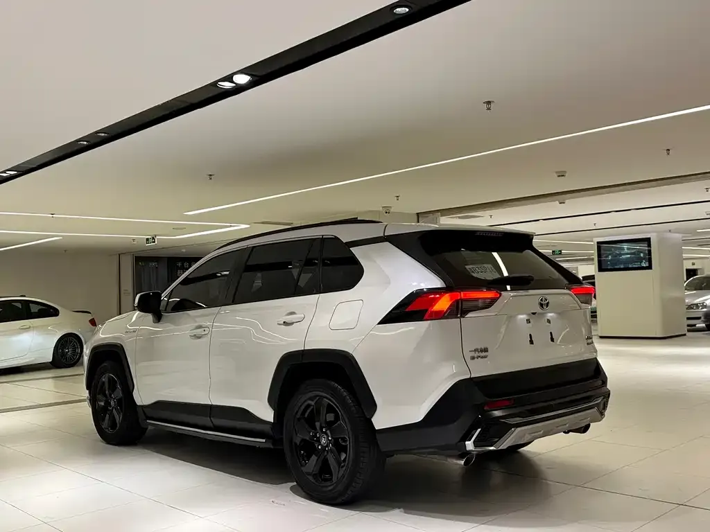Toyota RAV4 — фото 8