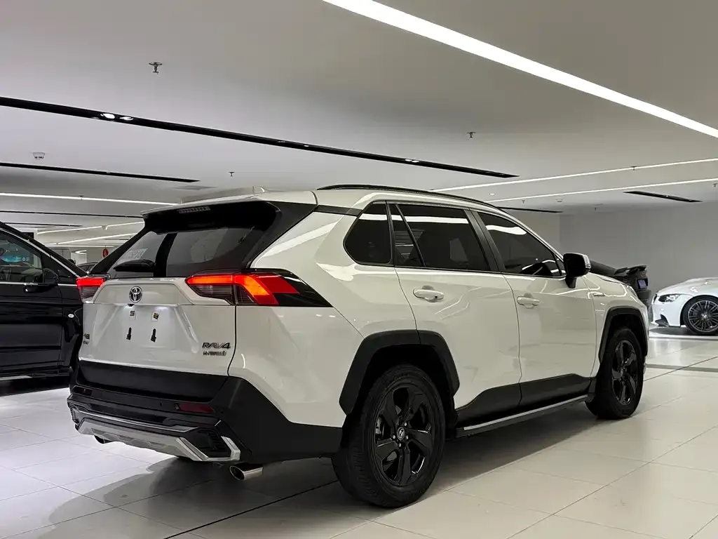 Toyota RAV4 — фото 7