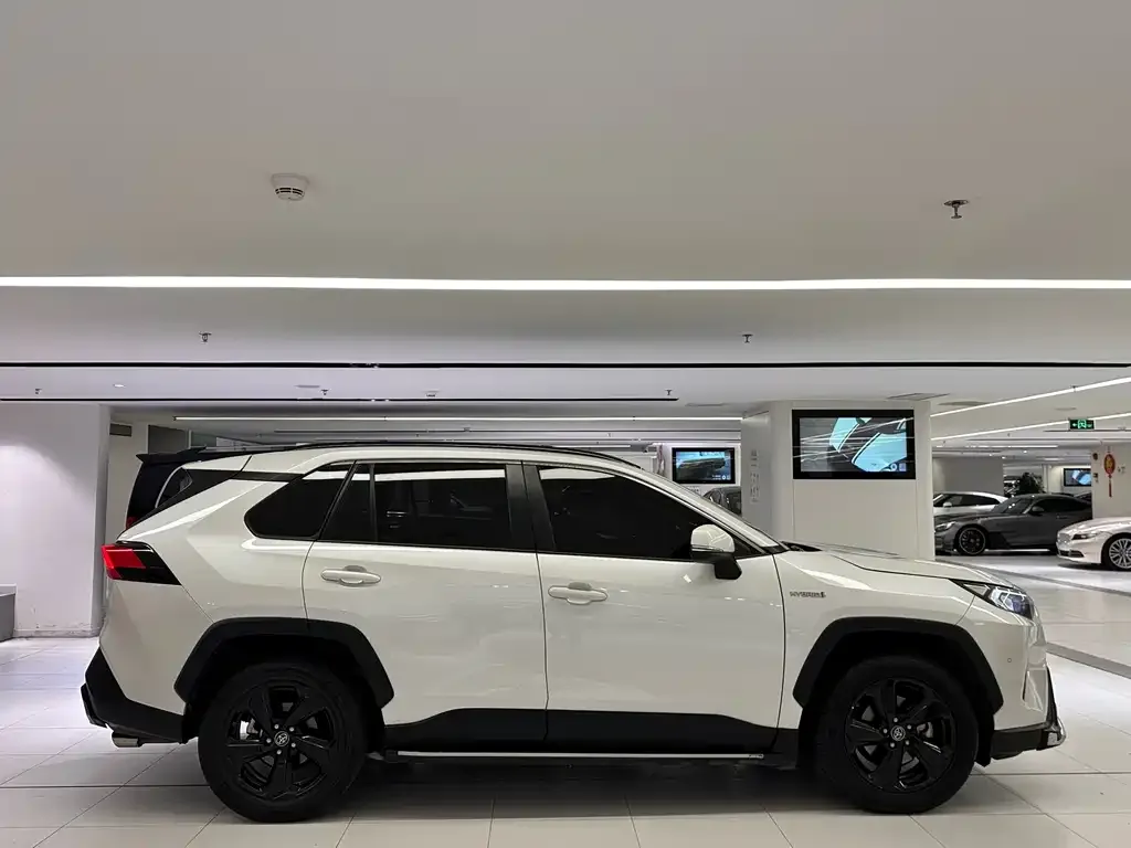 Toyota RAV4 — фото 2
