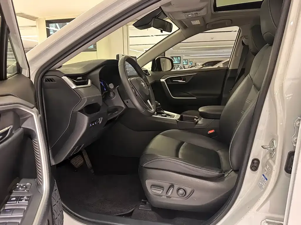 Toyota RAV4 — фото 4