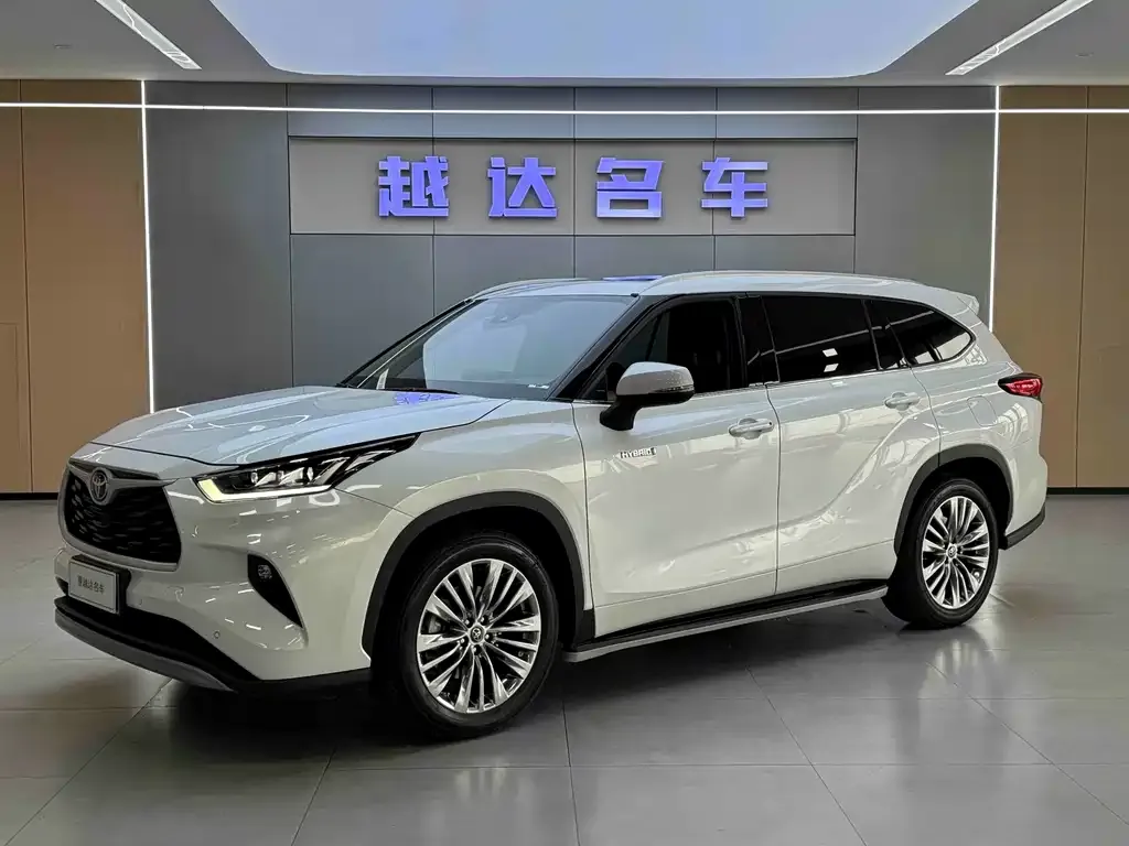 Toyota Highlander — фото 1