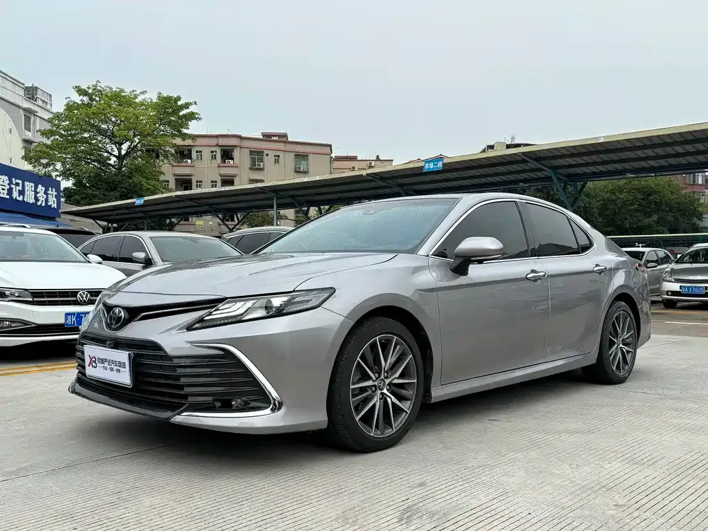 Toyota Camry — фото 1