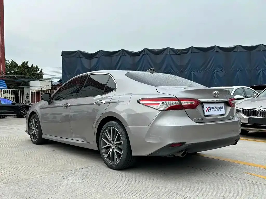Toyota Camry — фото 2