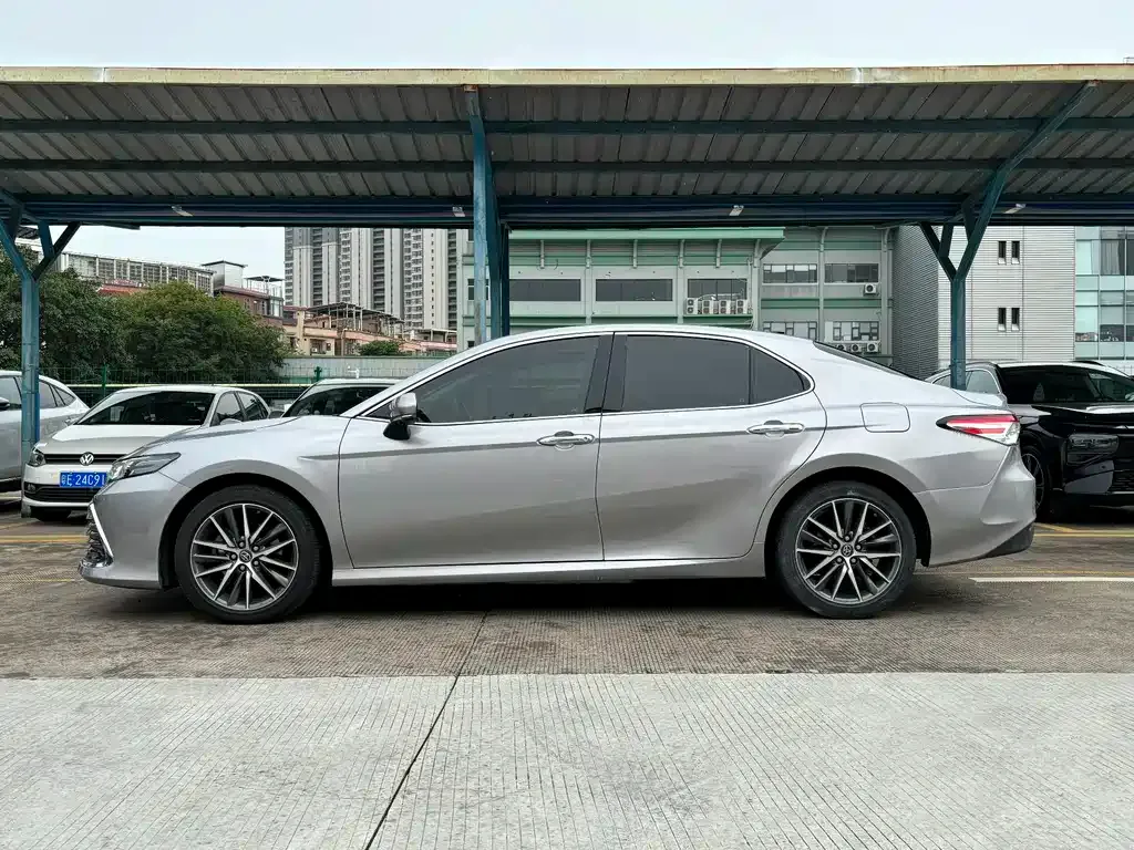 Toyota Camry — фото 4