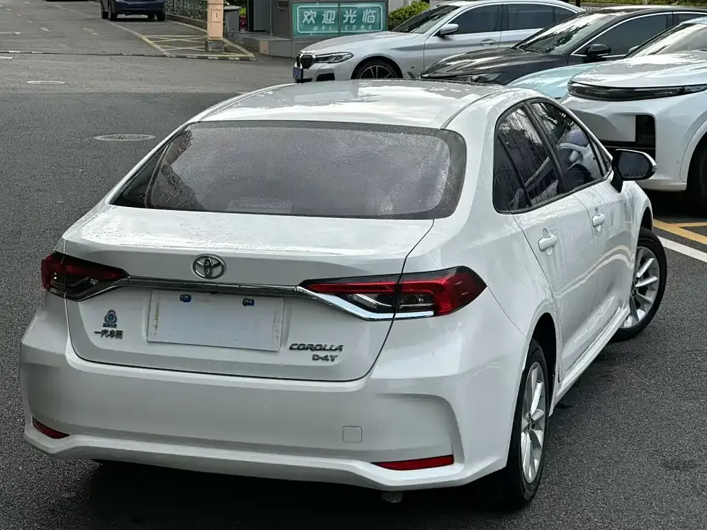 Toyota Corolla — фото 10