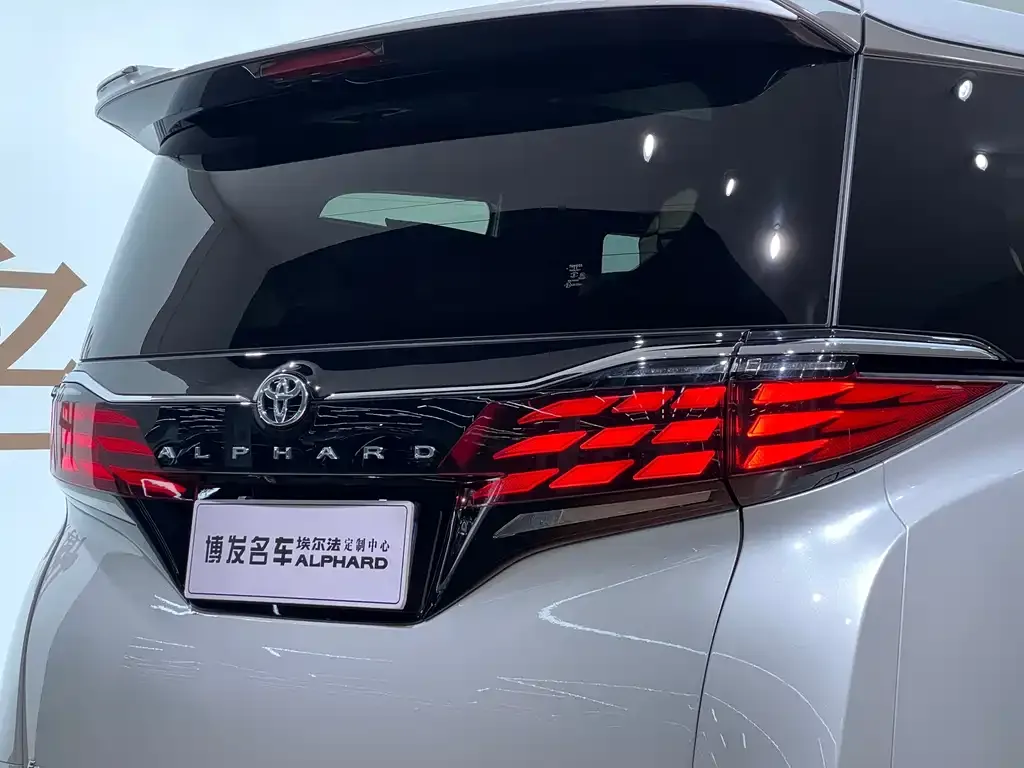 Toyota Alphard — фото 6