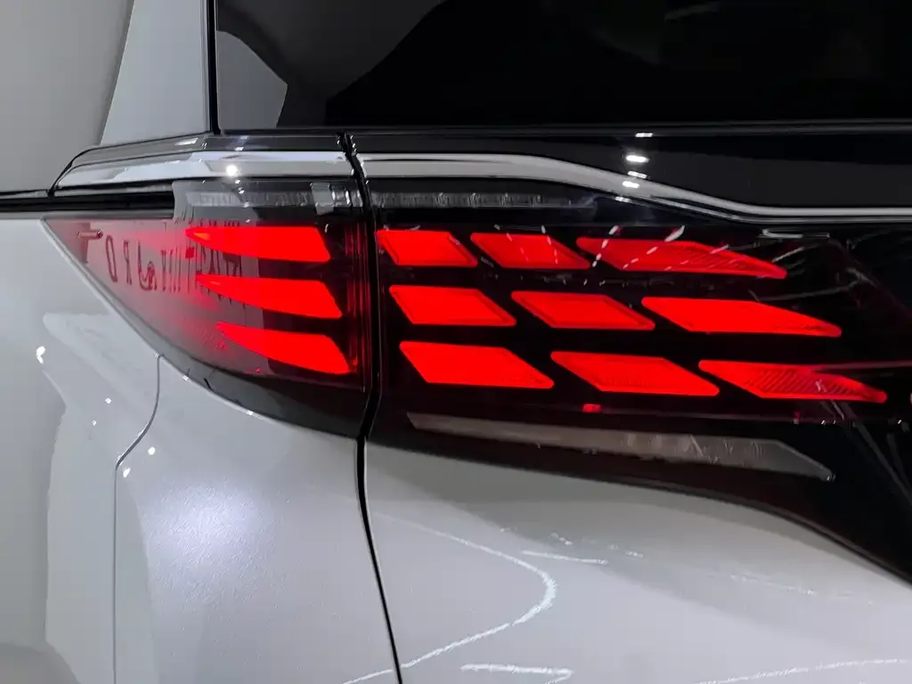 Toyota Alphard — фото 2