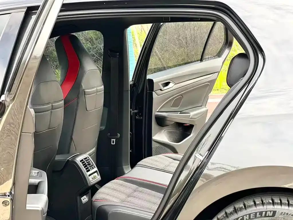 Volkswagen Golf GTI 2023 из CN, фото 2
