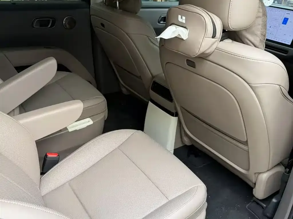 Li Auto i8 — фото 7
