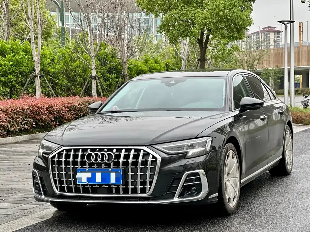 Audi A8 — фото 1
