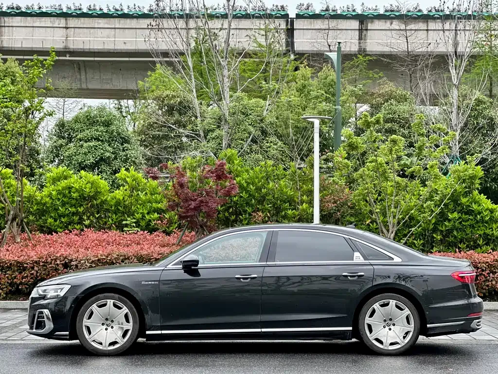Audi A8 — фото 10