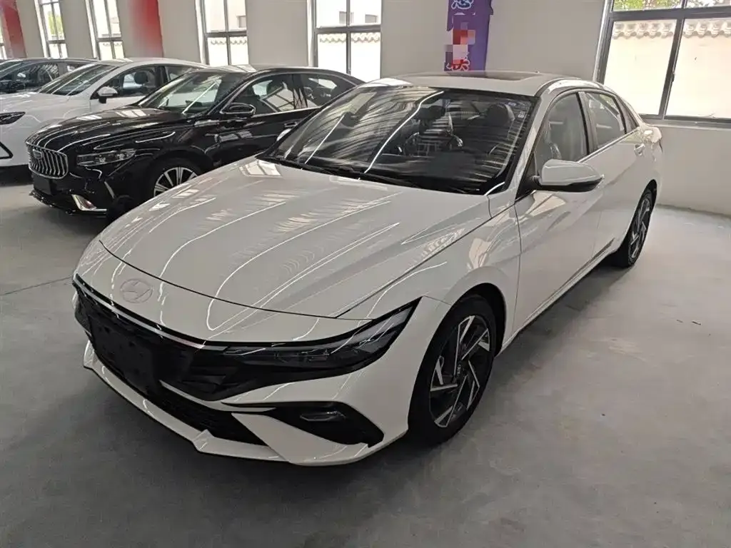 Hyundai Elantra — фото 1