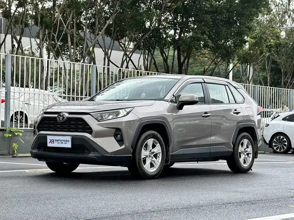 Toyota RAV4 — фото 1