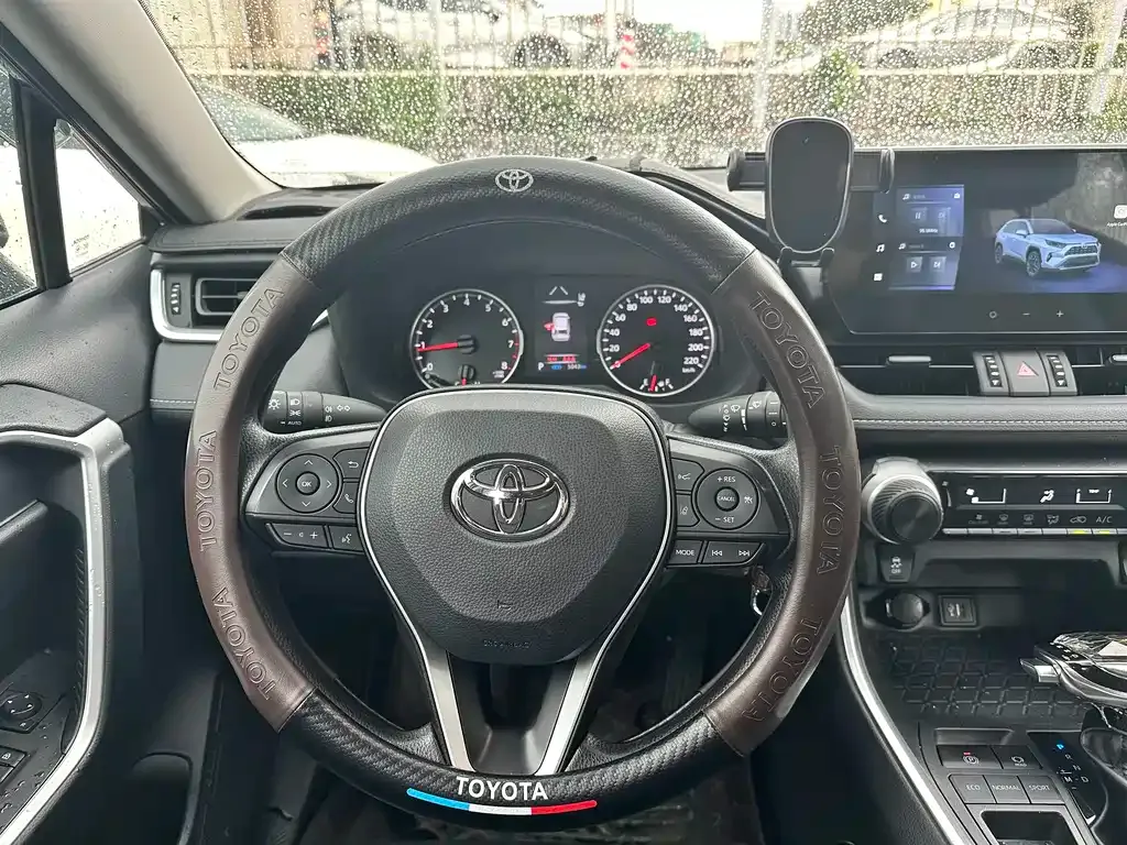 Toyota RAV4 — фото 8