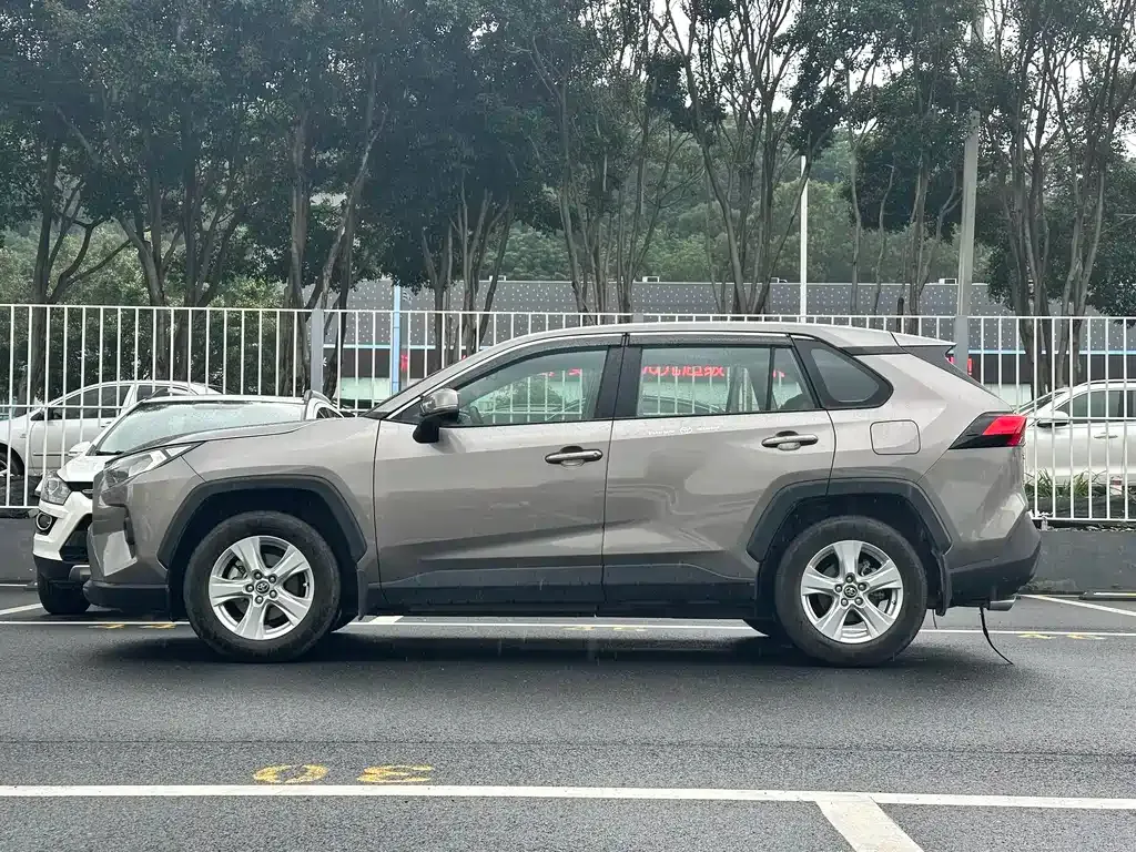 Toyota RAV4 — фото 10