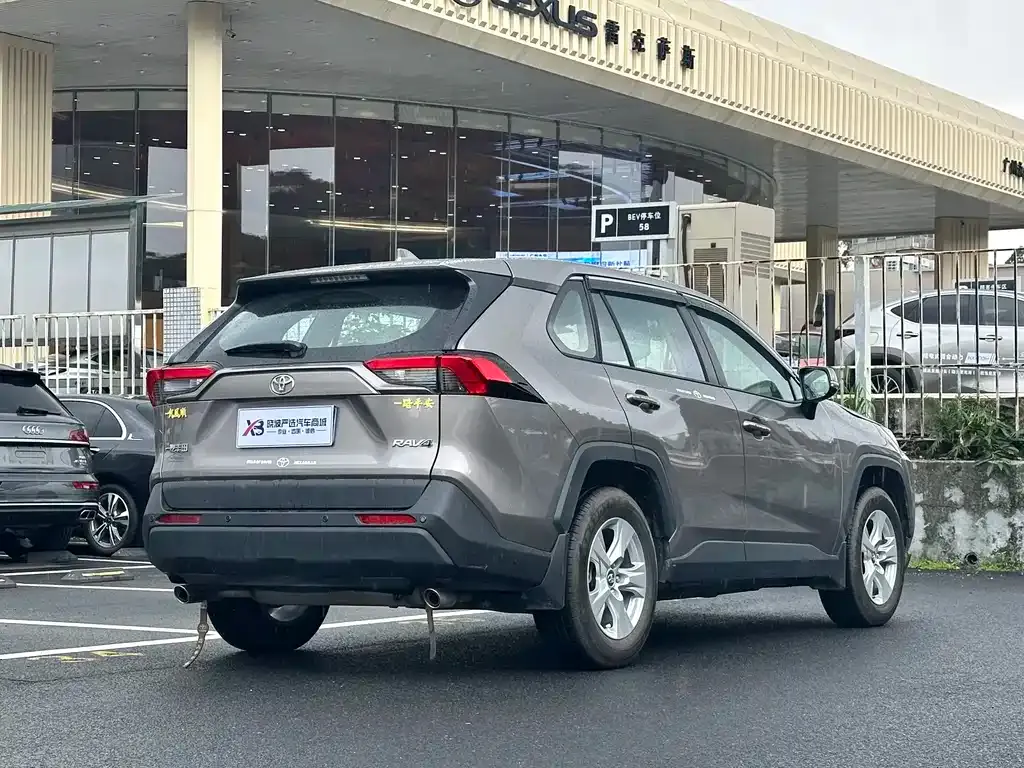 Toyota RAV4 — фото 3