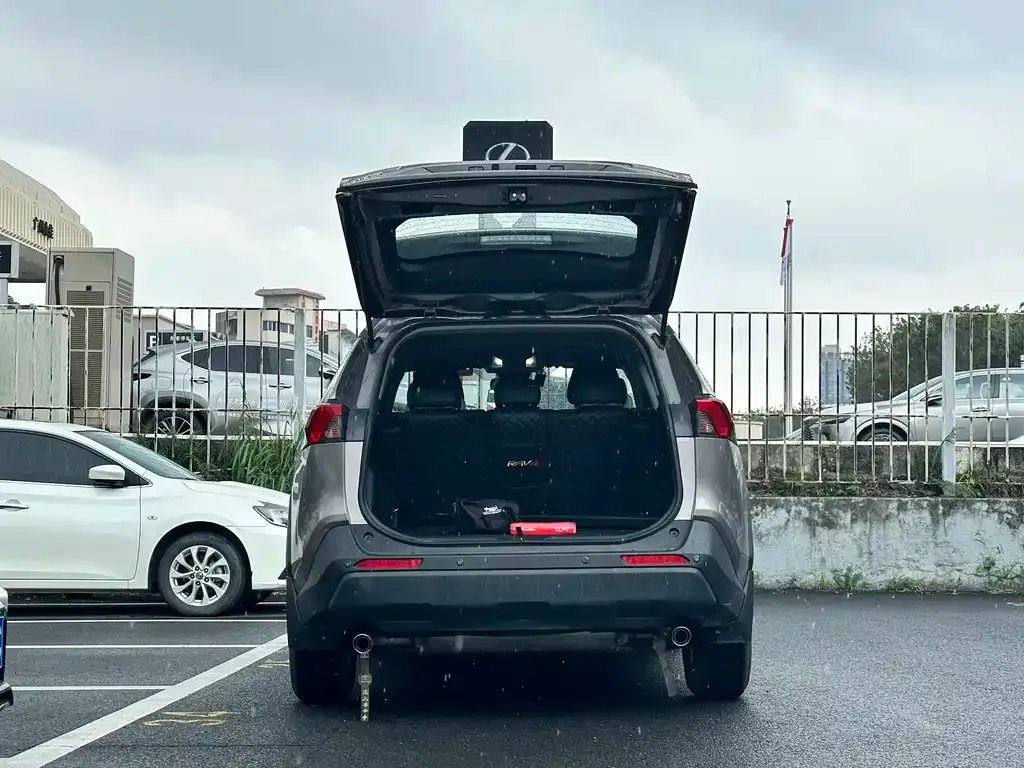 Toyota RAV4 — фото 5