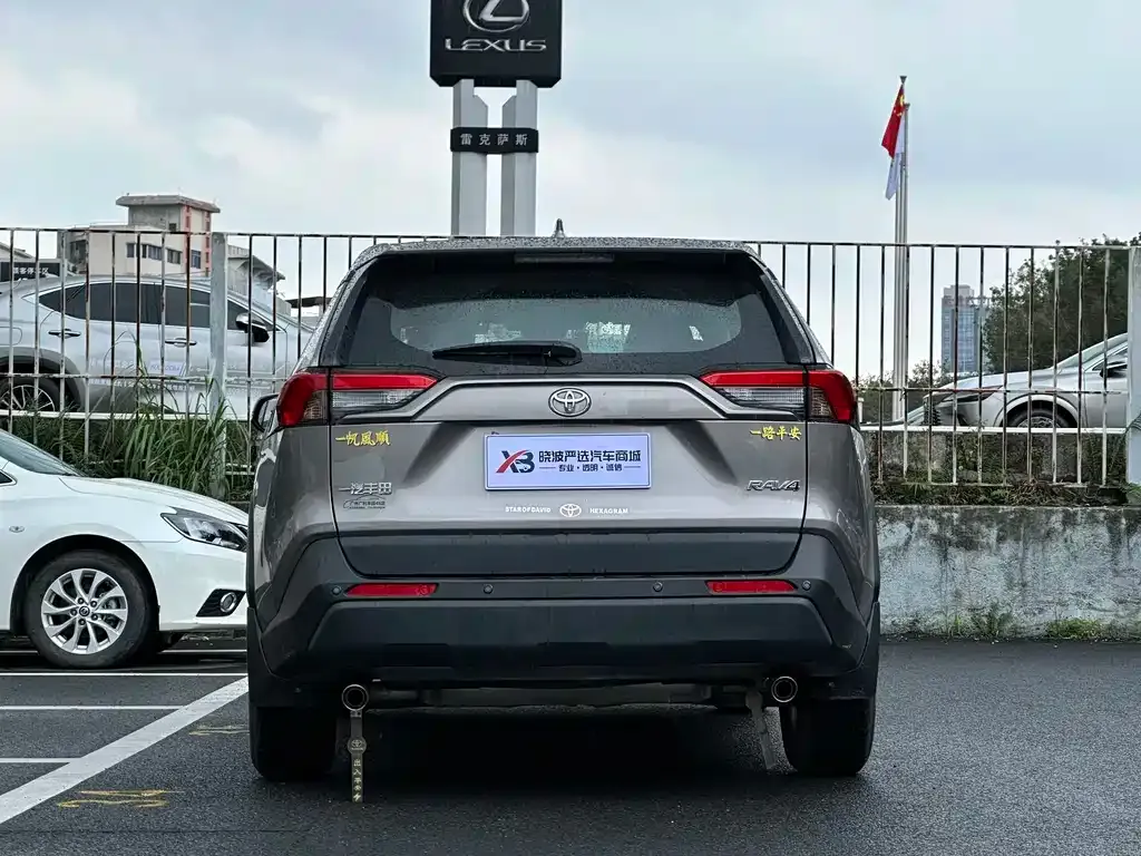 Toyota RAV4 — фото 4
