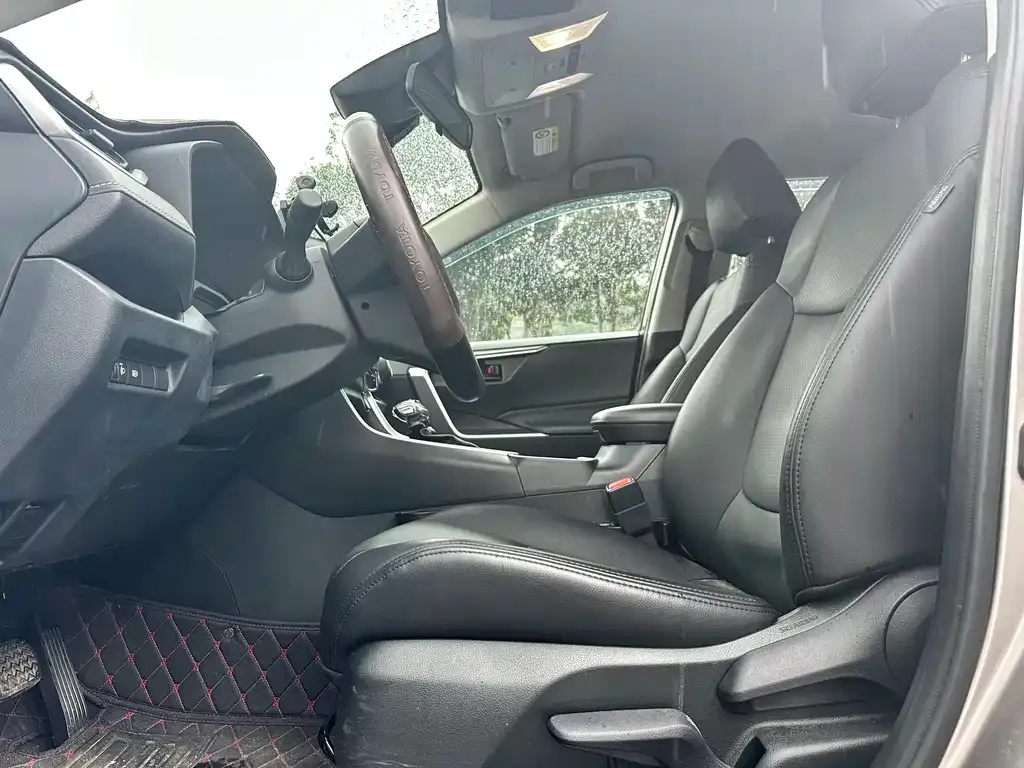 Toyota RAV4 — фото 2