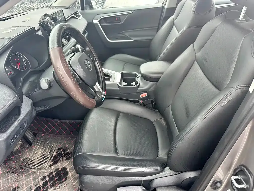 Toyota RAV4 — фото 7