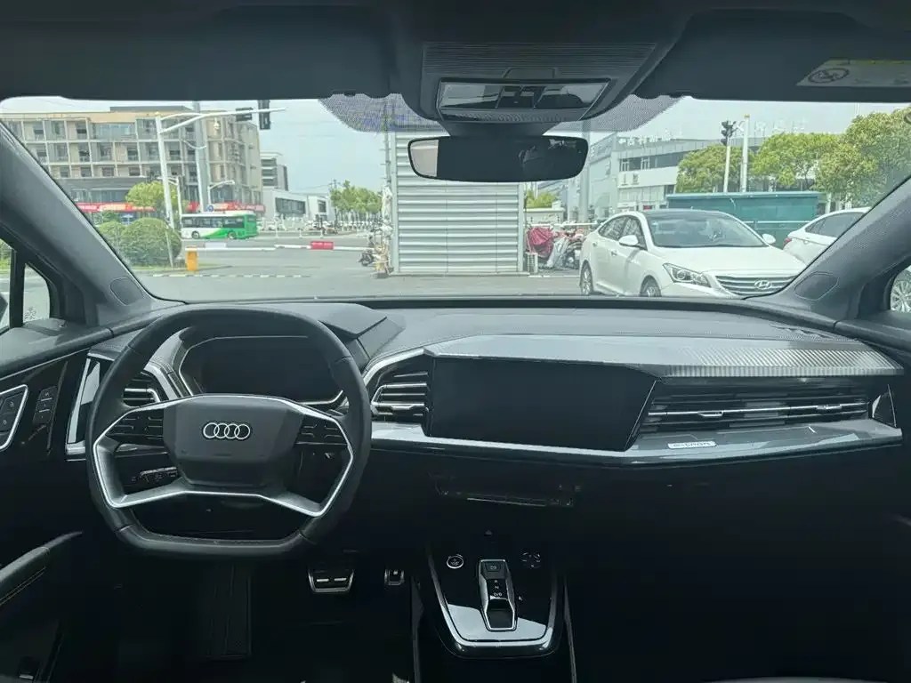 Audi Q4 e-tron — фото 2