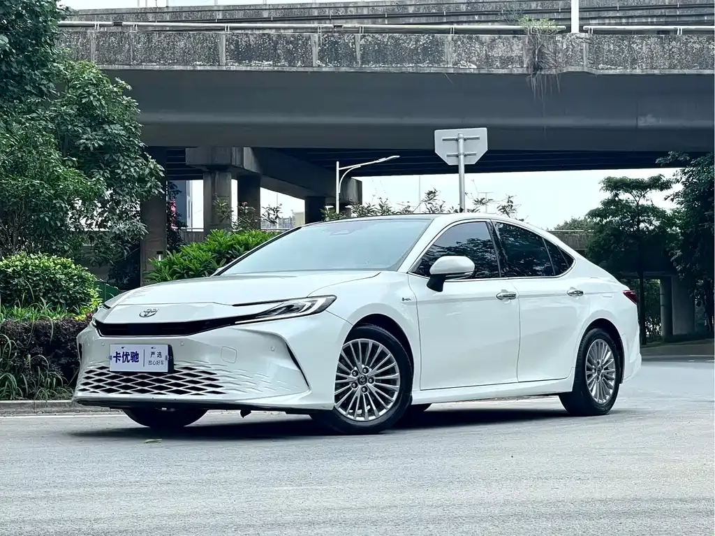 Toyota Camry — фото 1